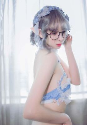 兄妹看电视时当着父母